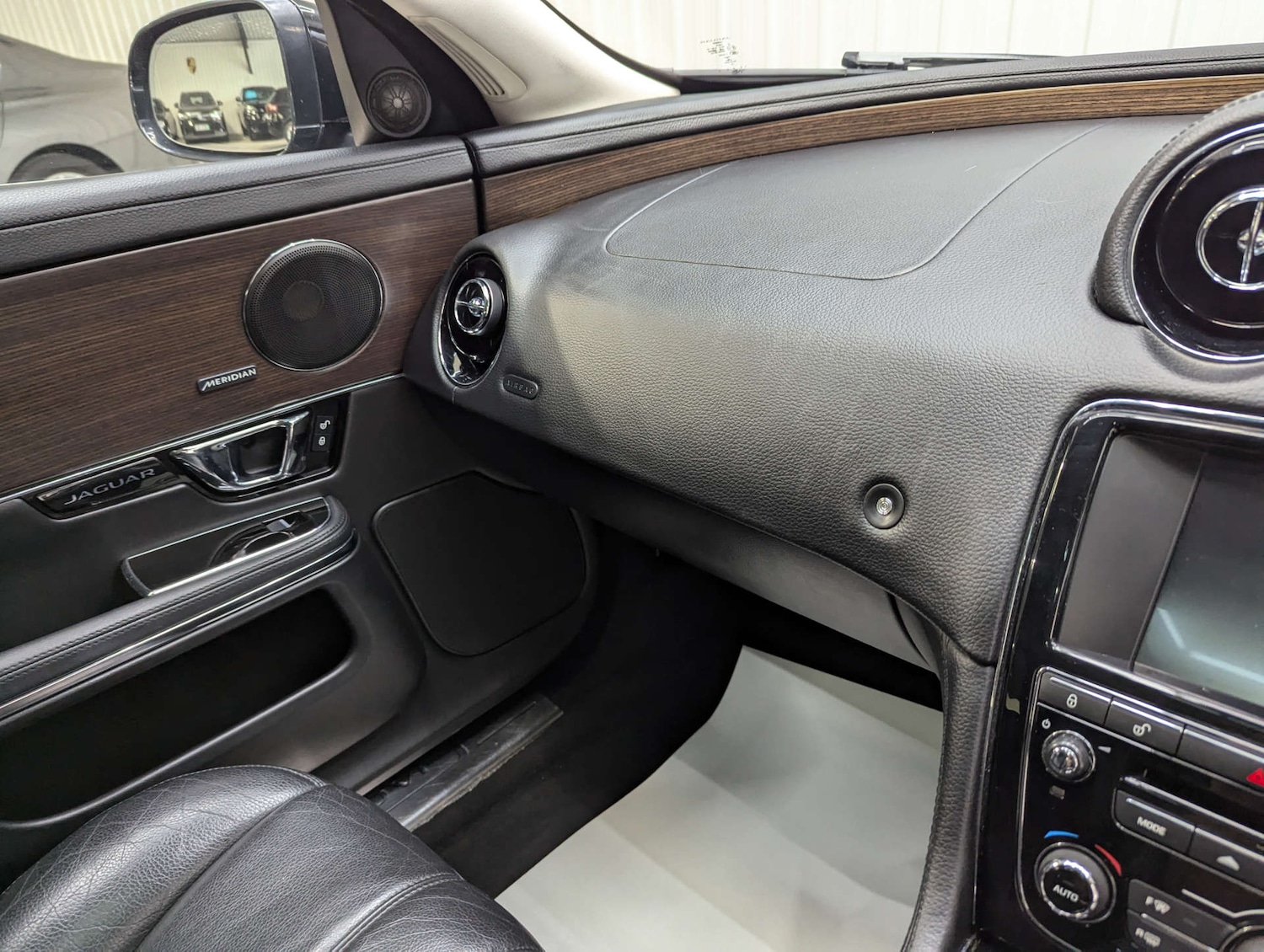 Used Jaguar XJ 2015 for sale - 76091324: Photo 84