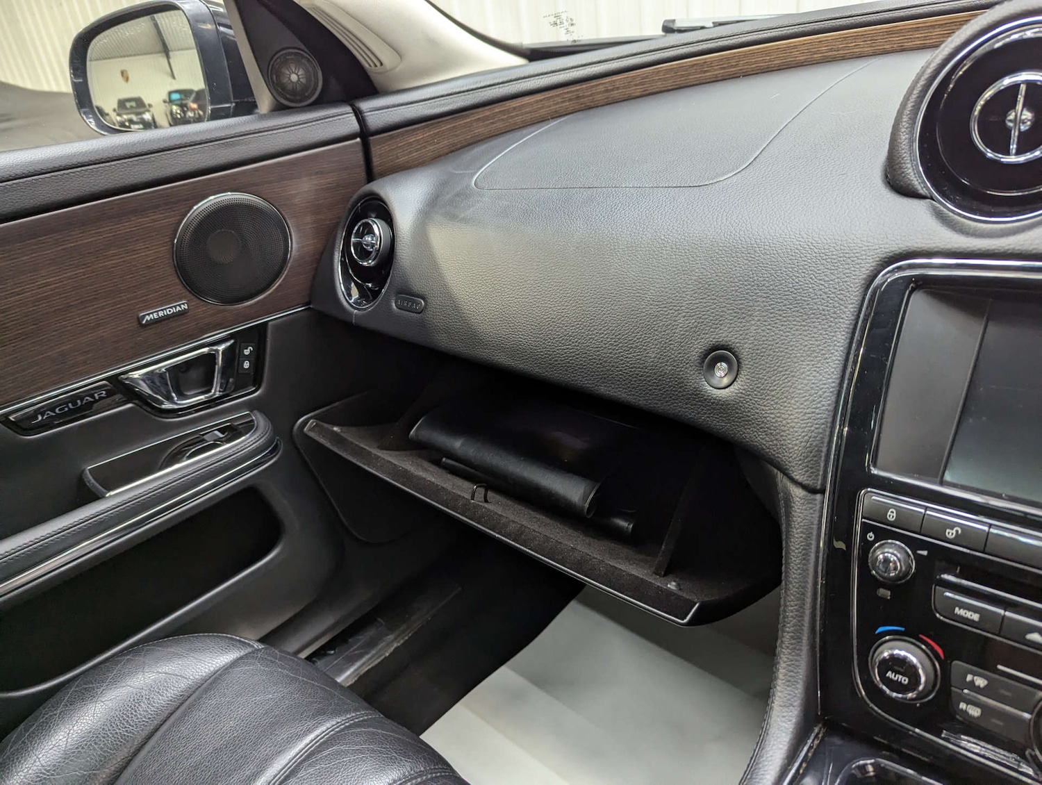 Used Jaguar XJ 2015 for sale - 76091324: Photo 85