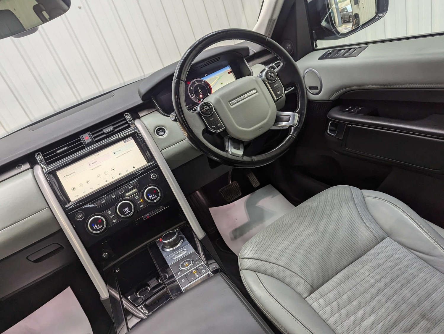 Used Land Rover Discovery 2018 for sale - 77195843: Photo 47