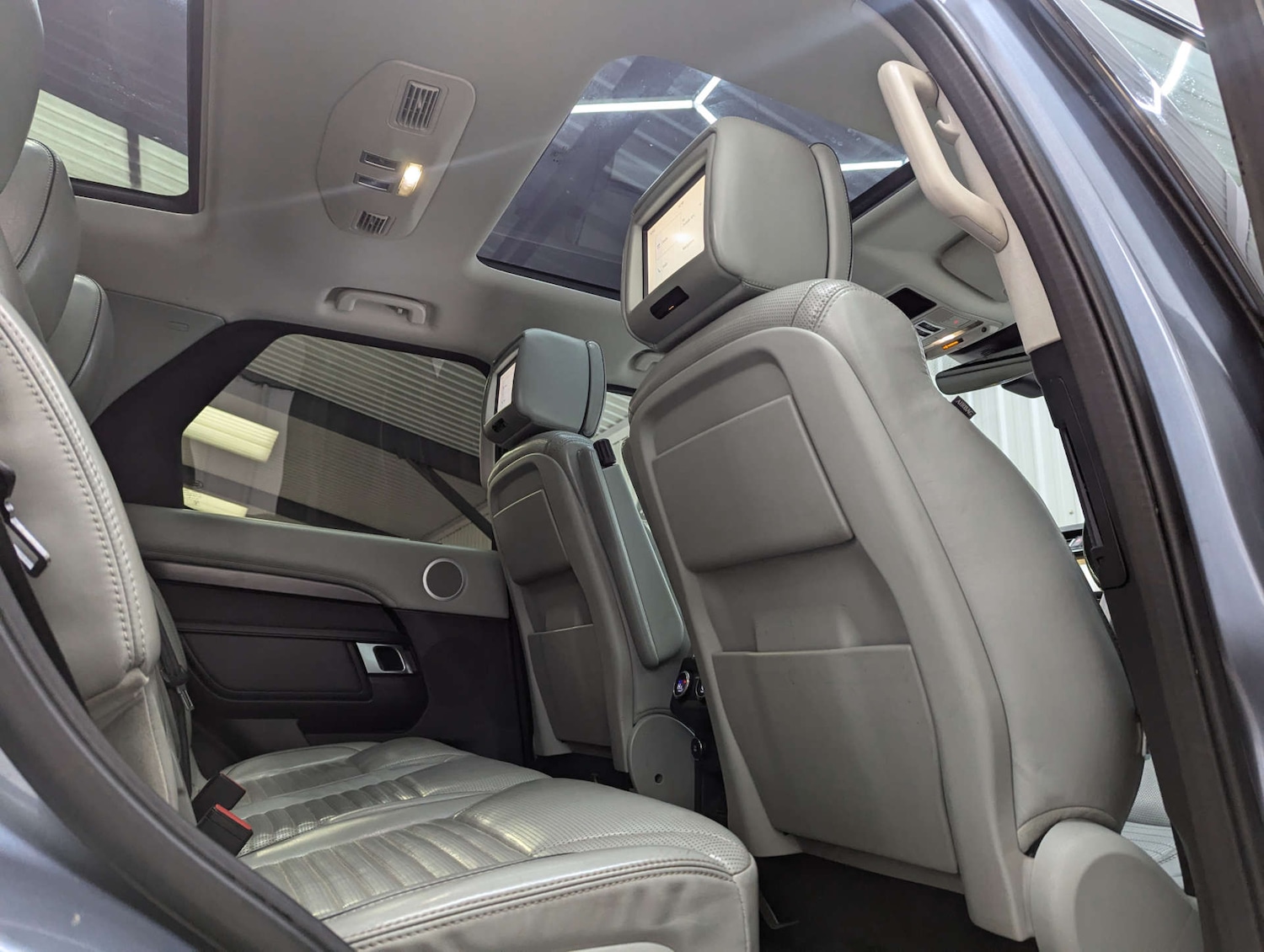 Used Land Rover Discovery 2018 for sale - 77195843: Photo 60