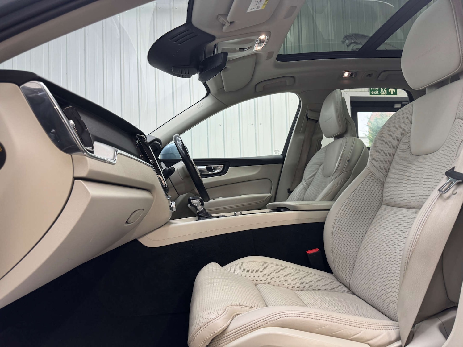 Used Volvo XC60 2017 for sale - 76600610: Photo 60