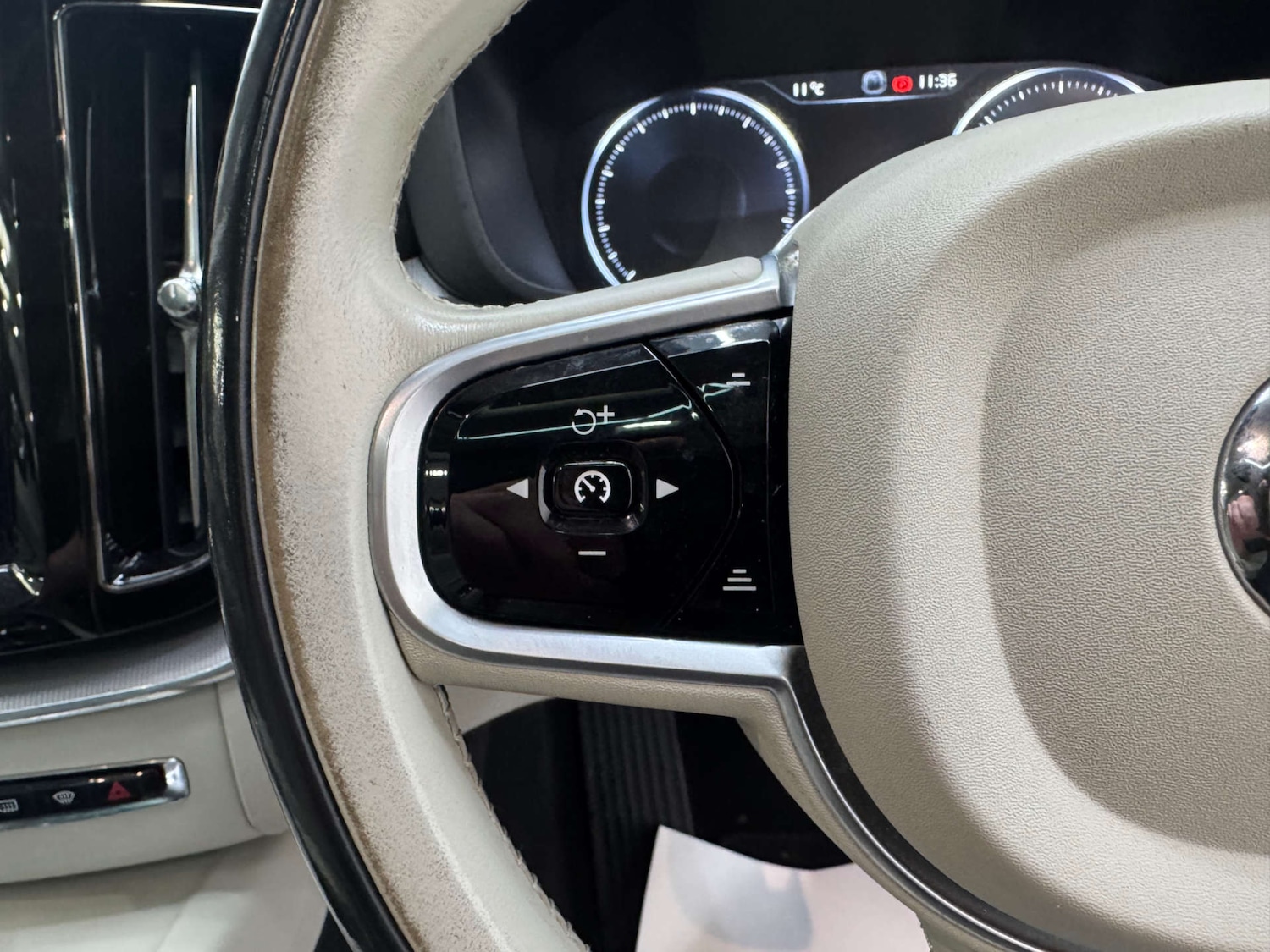 Used Volvo XC60 2017 for sale - 76600610: Photo 75