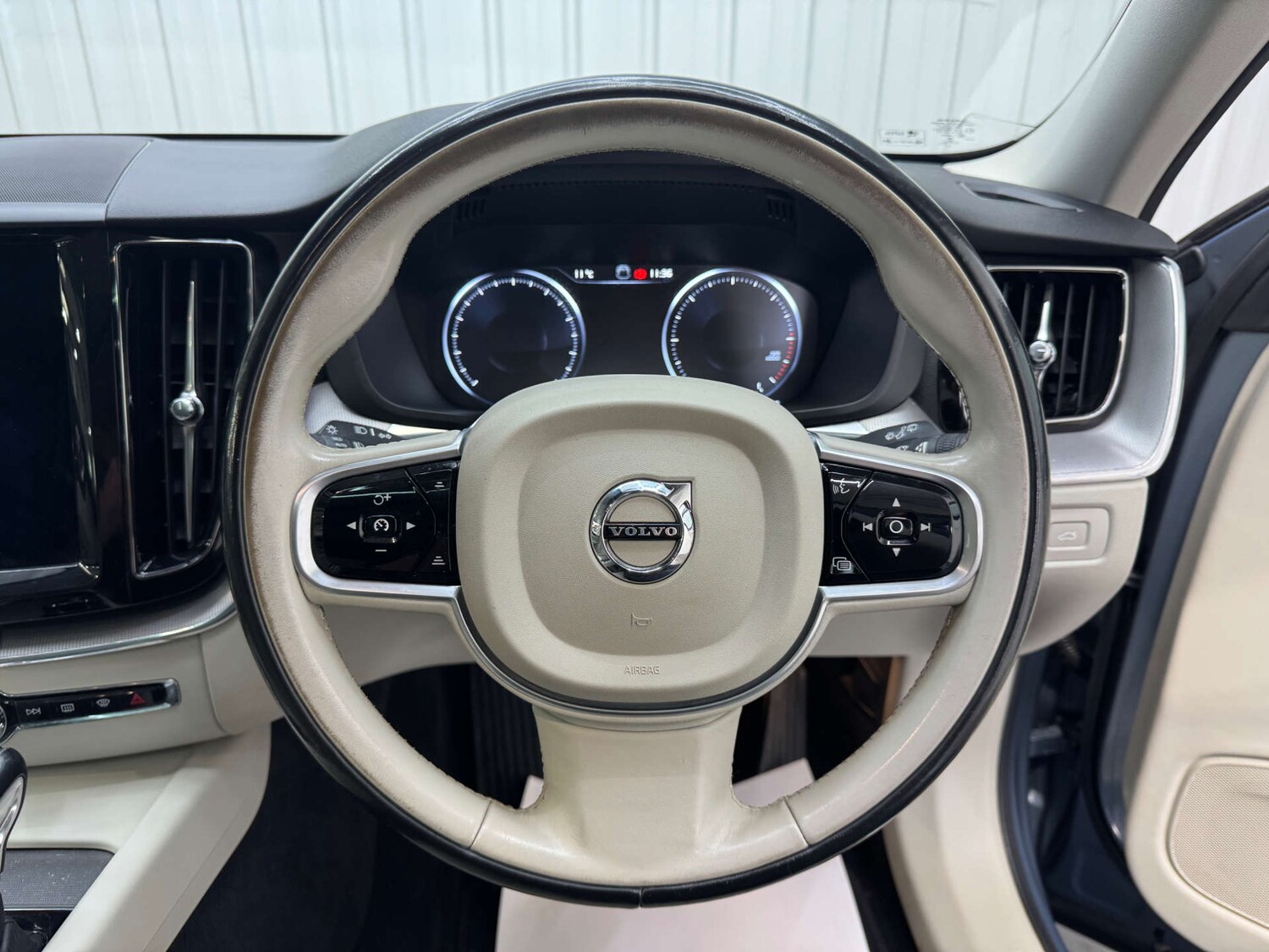 Used Volvo XC60 2017 for sale - 76600610: Photo 76