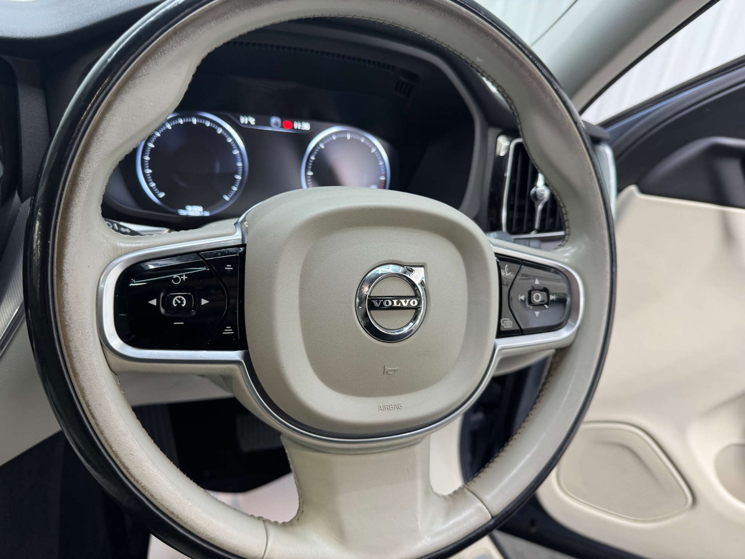 Used Volvo XC60 2017 for sale - 76600610: Photo 79