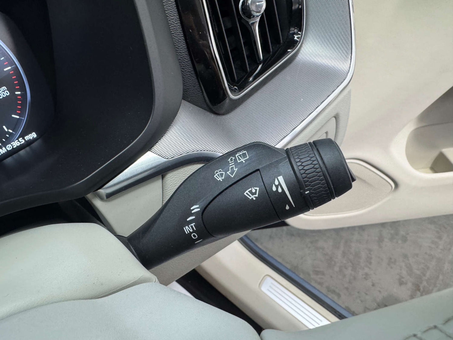 Used Volvo XC60 2017 for sale - 76600610: Photo 81