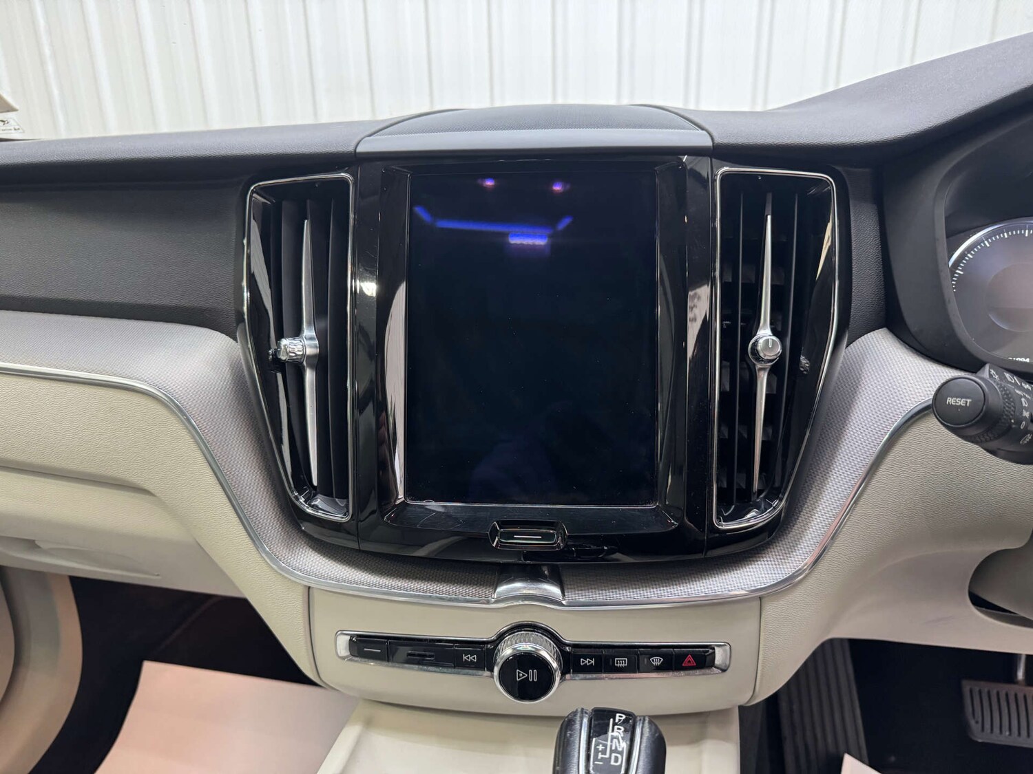 Used Volvo XC60 2017 for sale - 76600610: Photo 84