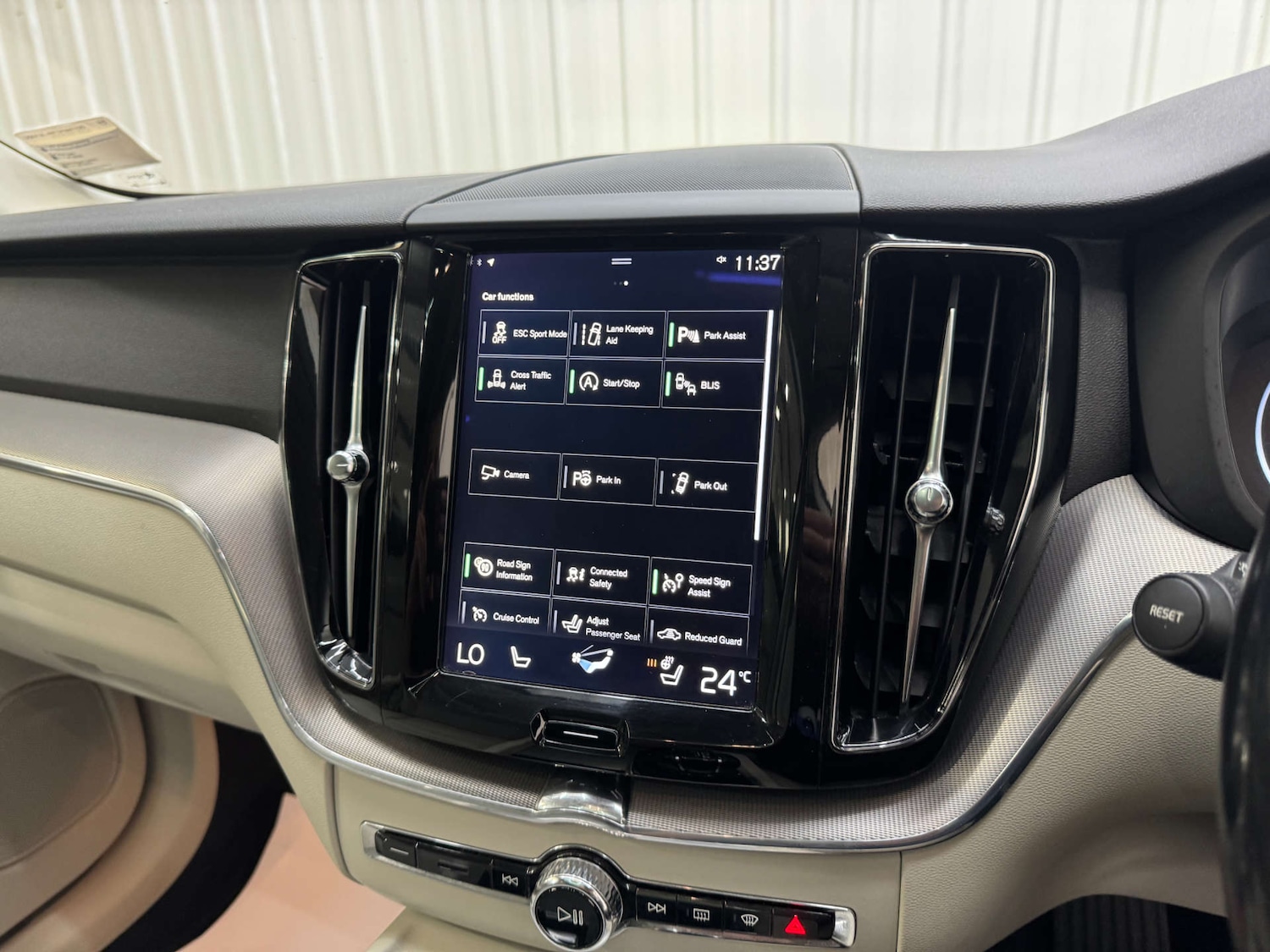 Used Volvo XC60 2017 for sale - 76600610: Photo 89