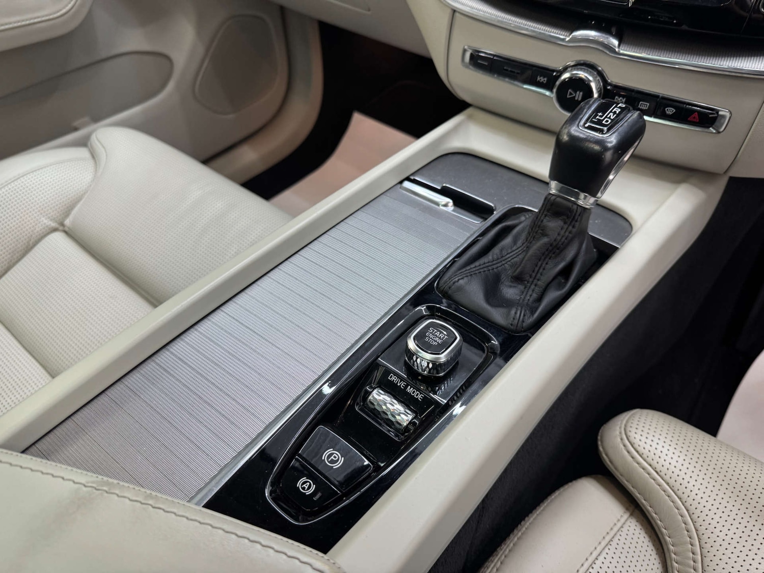 Used Volvo XC60 2017 for sale - 76600610: Photo 90