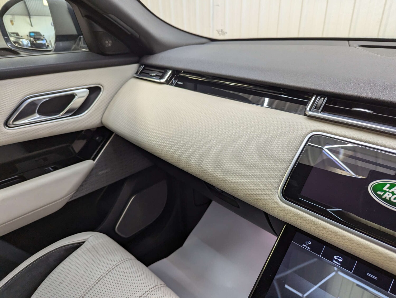 Used Land Rover Range Rover Velar 2018 for sale - 76600903: Photo 92