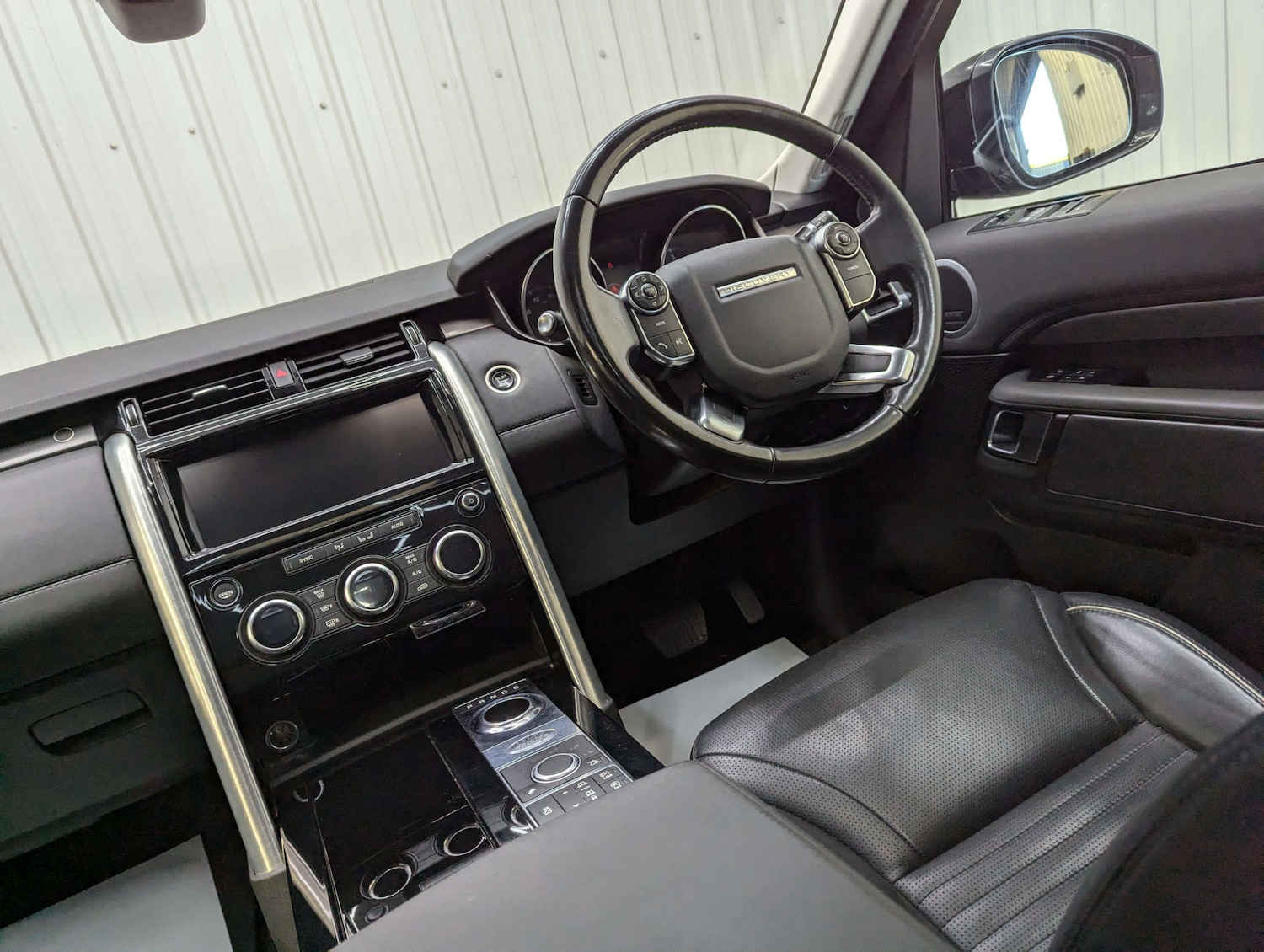 Used Land Rover Discovery 2017 for sale - 77195905: Photo 46