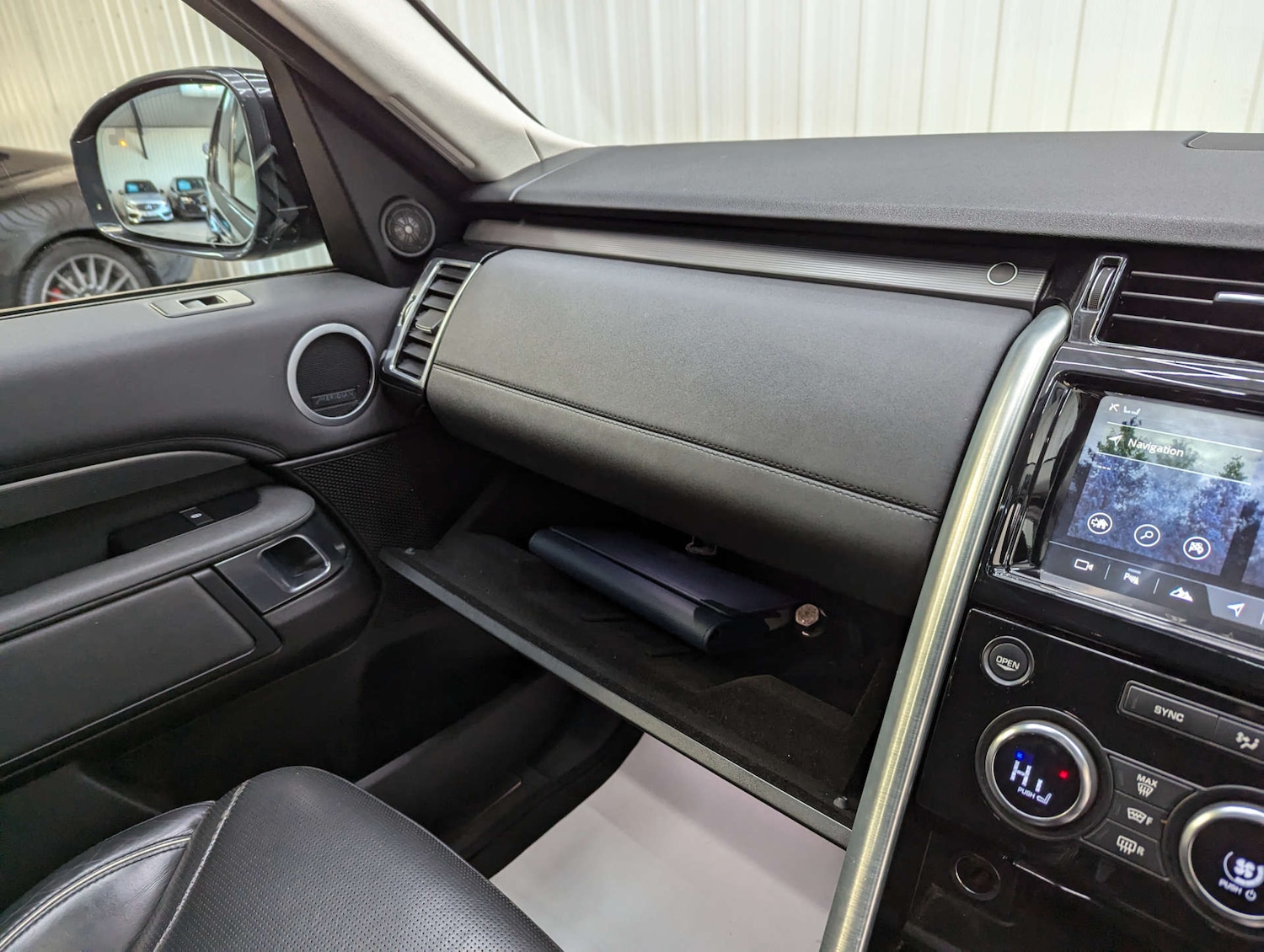 Used Land Rover Discovery 2017 for sale - 77195905: Photo 92