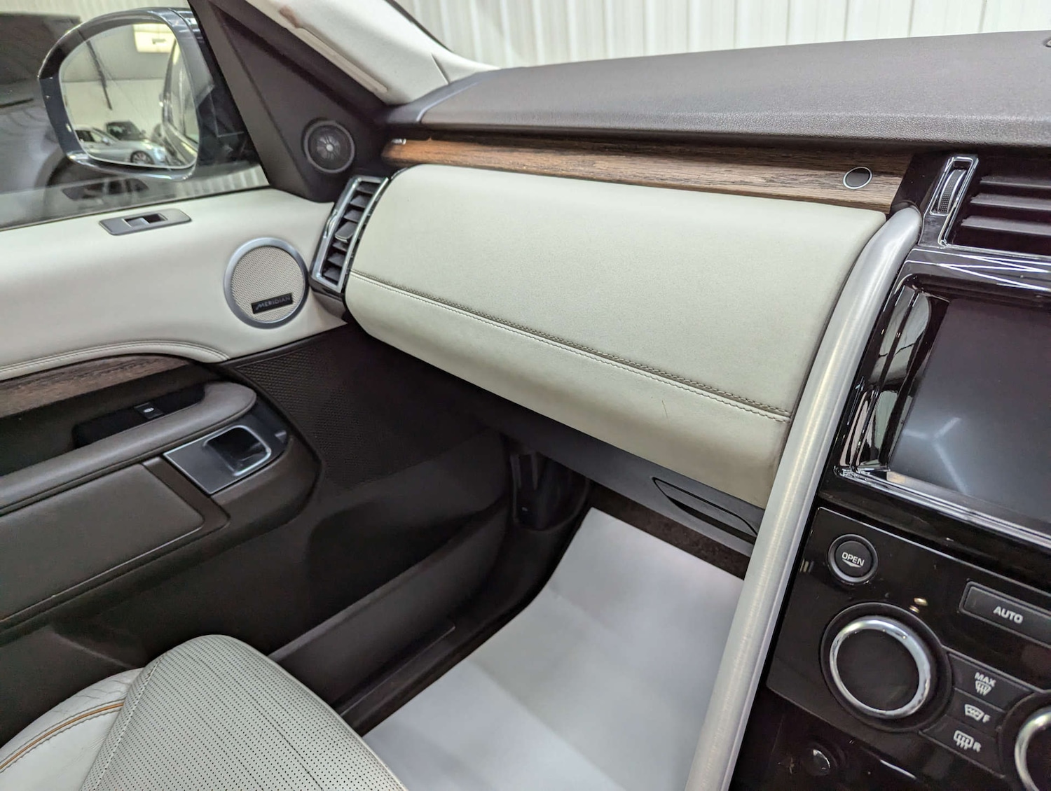 Used Land Rover Discovery 2017 for sale - 76830138: Photo 95