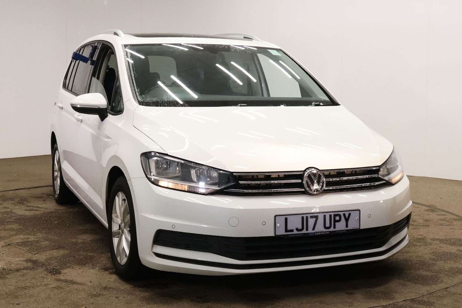 Used Volkswagen Touran 2017 for sale - 76854619: Photo 1