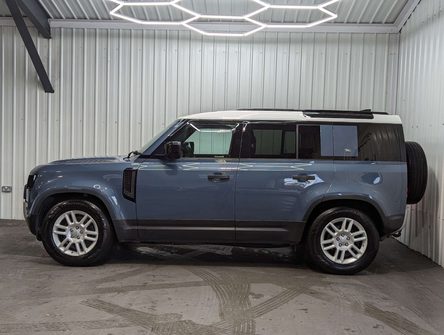 Used Land Rover Defender 2020 for sale - 76410700: Photo 15