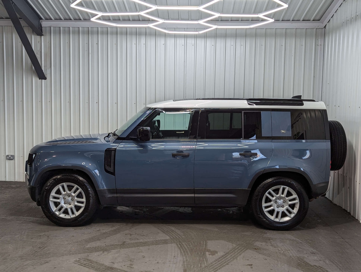 Used Land Rover Defender 2020 for sale - 76410700: Photo 17