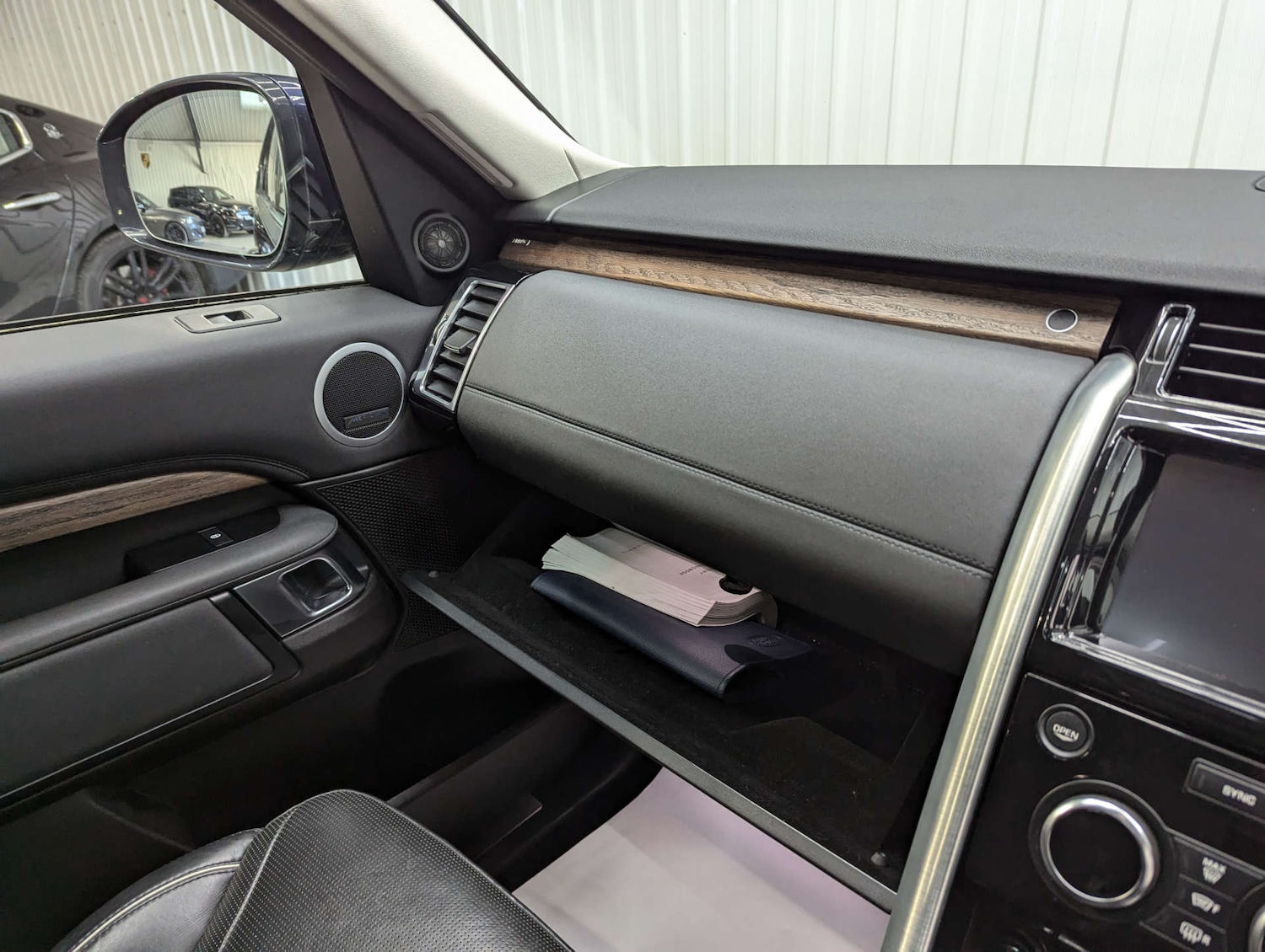 Used Land Rover Discovery 2017 for sale - 76527415: Photo 86