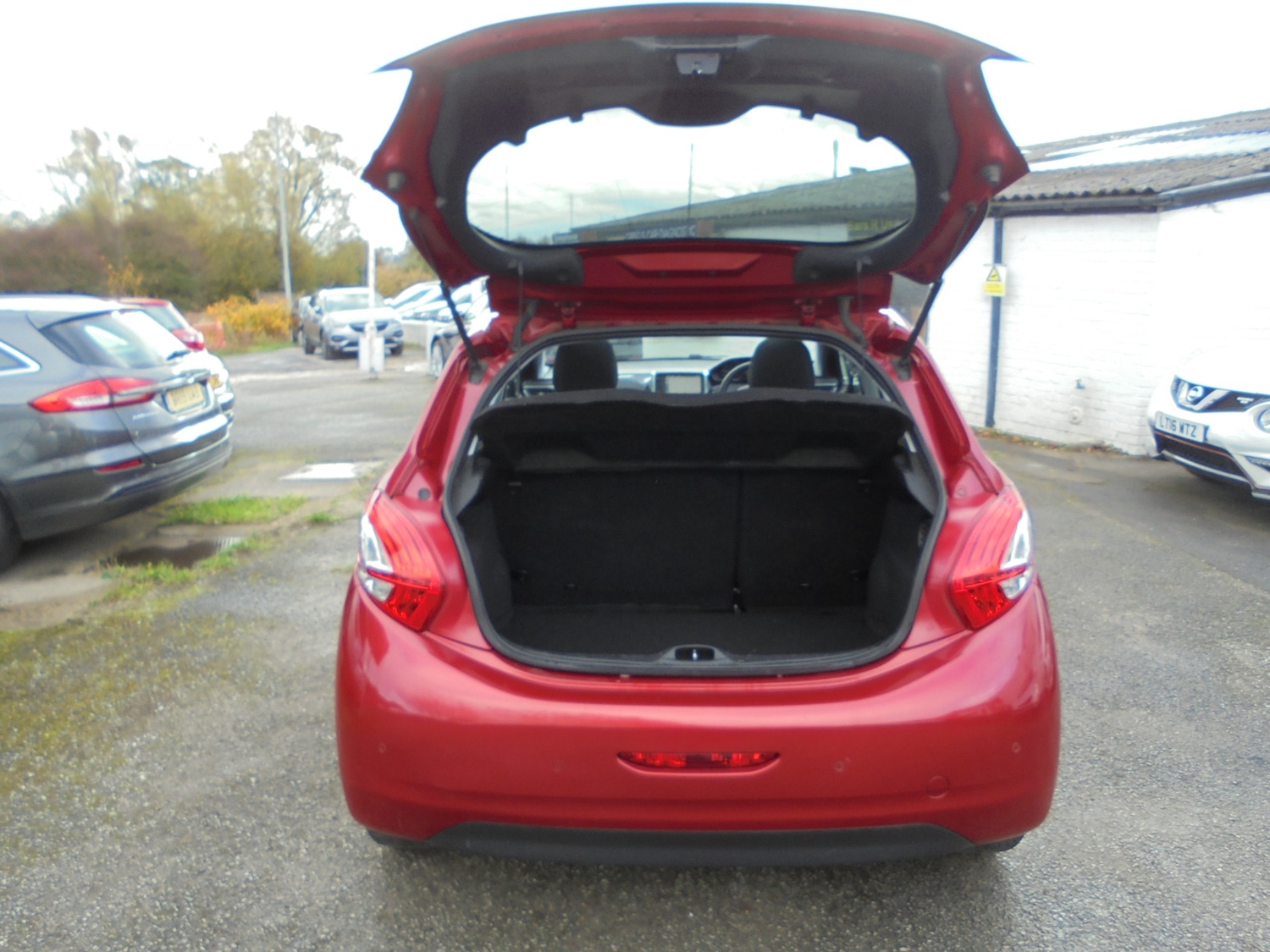 Used Peugeot 208 2015 for sale - 76464480: Photo 8