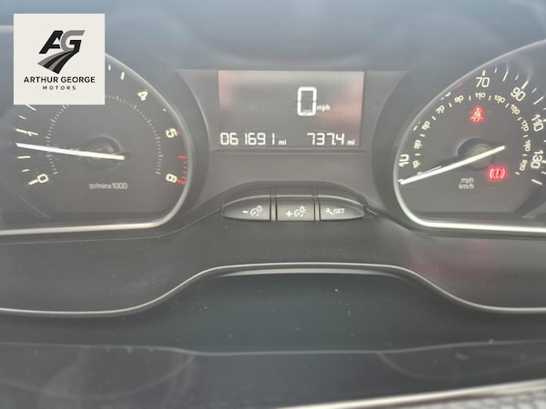 Used Peugeot 208 2015 for sale - 76290601: Photo 15
