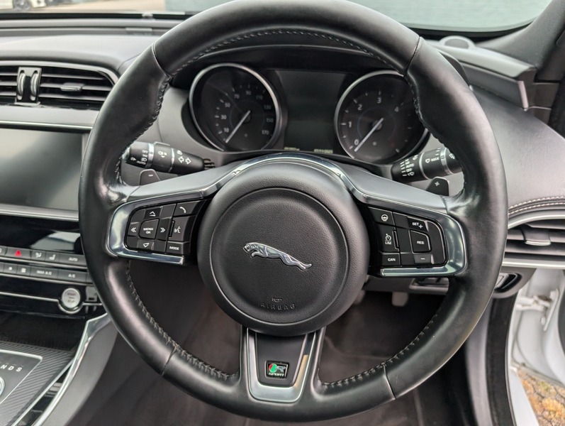 Used Jaguar XE 2016 for sale - 76510464: Photo 14