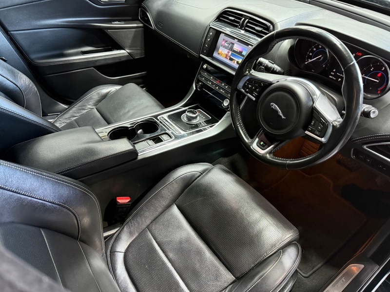 Used Jaguar XE 2016 for sale - 76618312: Photo 9