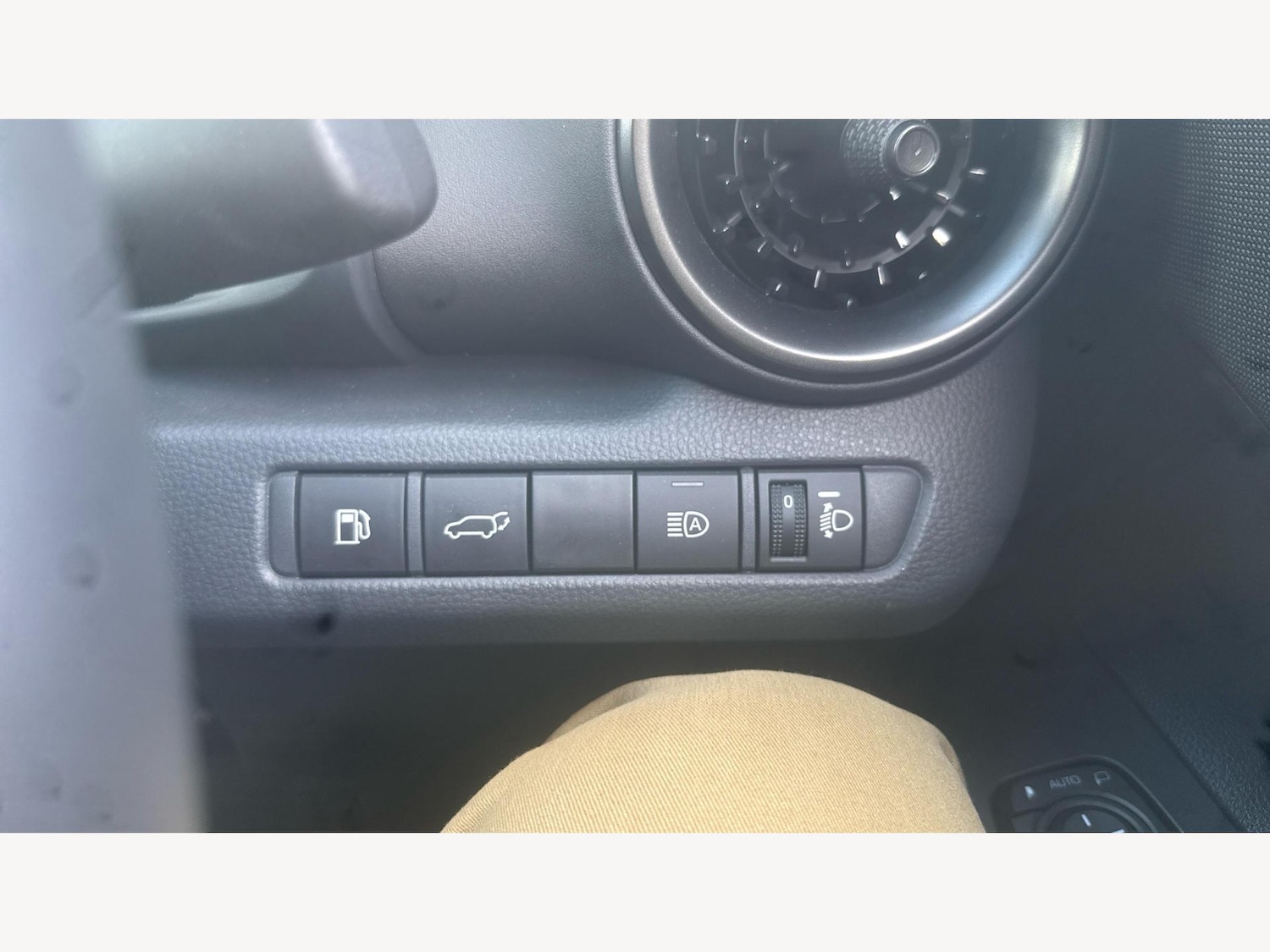 Used Toyota C-HR 2024 for sale - 76485409: Photo 28