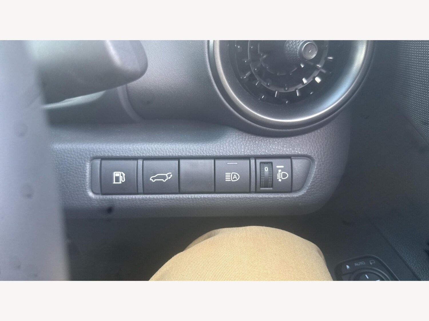 Used Toyota C-HR 2024 for sale - 77305475: Photo 28