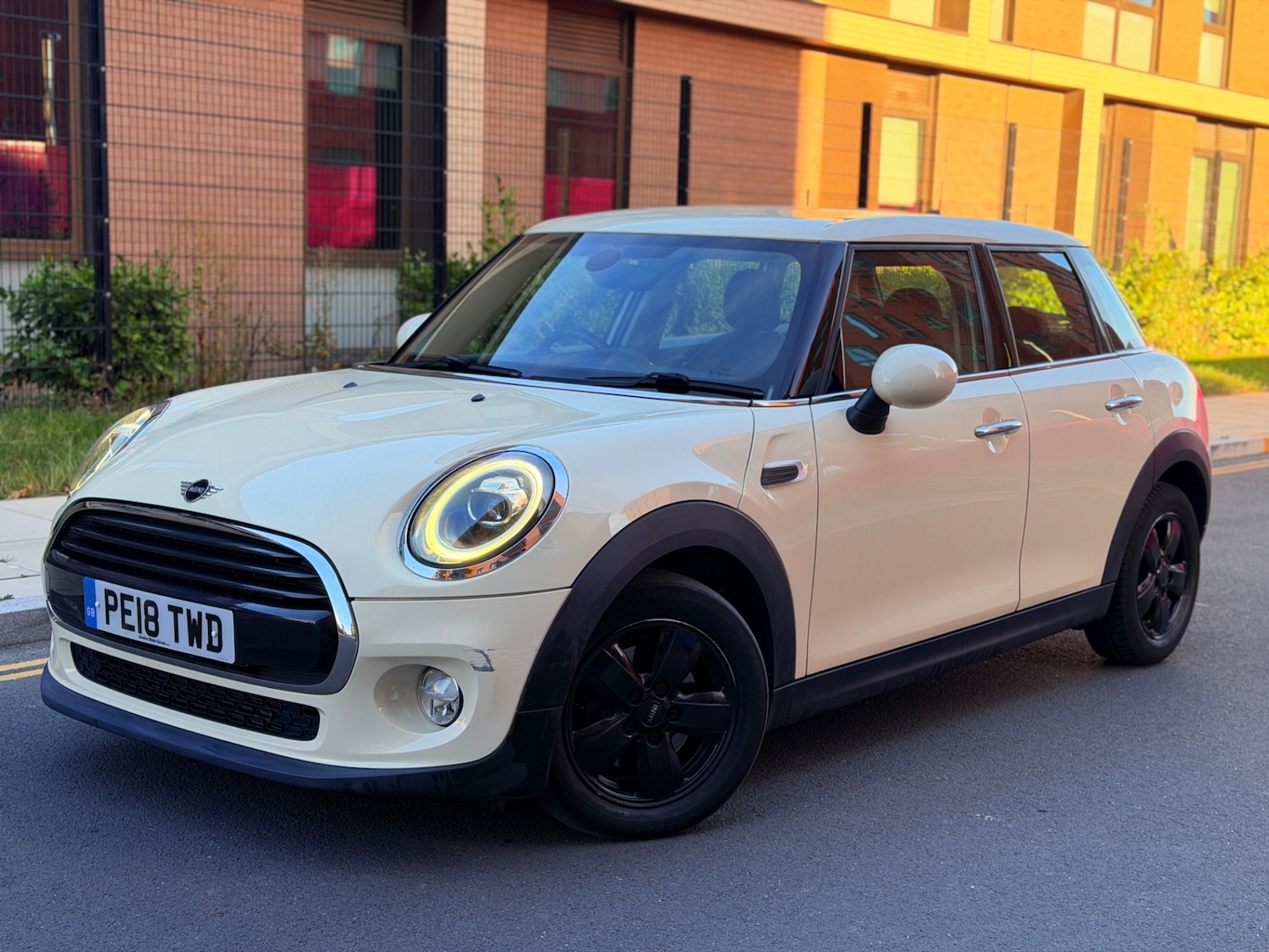Used MINI Hatch 2018 for sale - 76067518: Photo 1