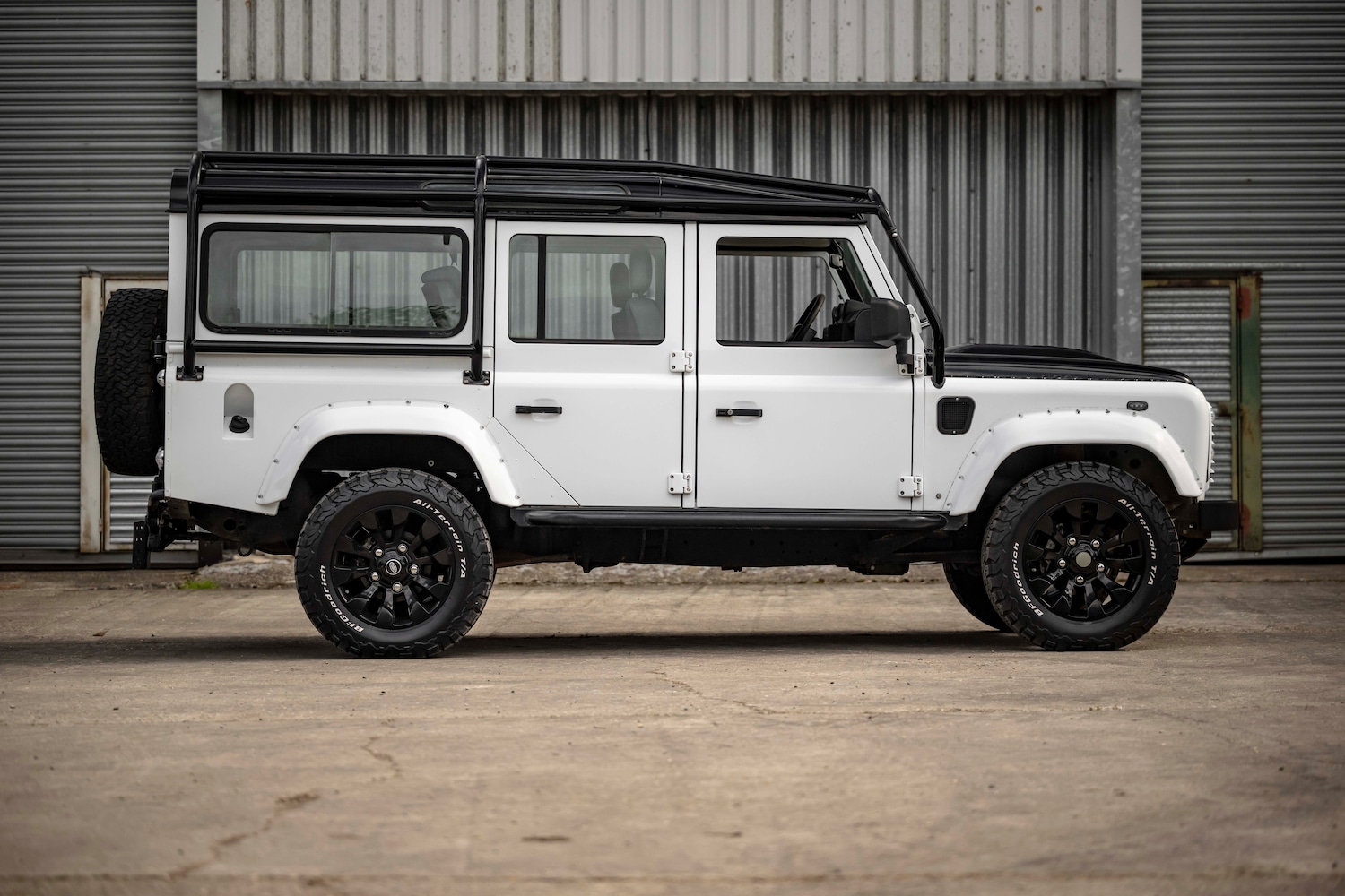 Used Land Rover Defender 110 2025 for sale - 78106010: Photo 4