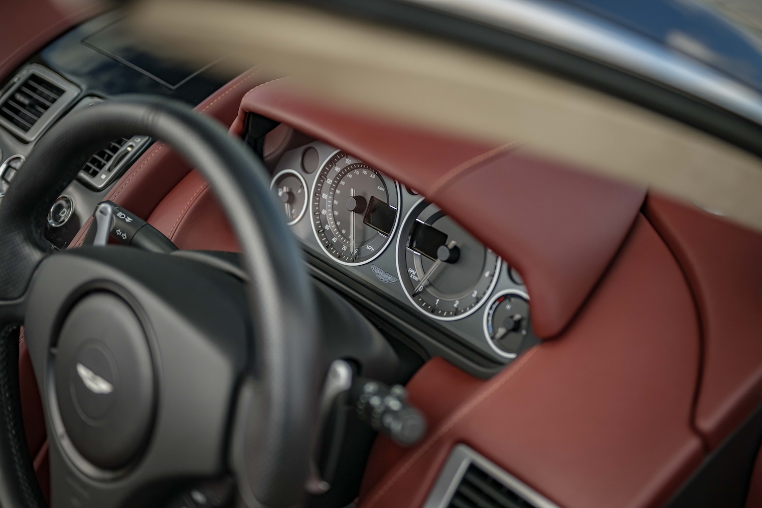 Used Aston Martin DBS 2010 for sale - 78190287: Photo 5