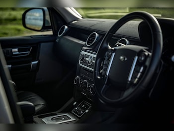 Used Land Rover Discovery 2016 for sale - 76477000: Photo