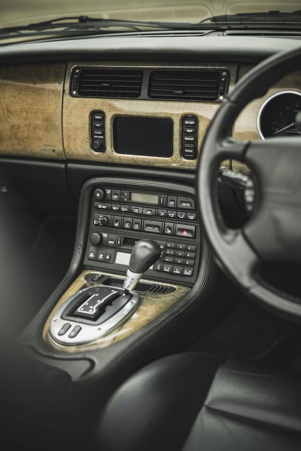 Used Jaguar XKR 2001 for sale - 76252428: Photo 9