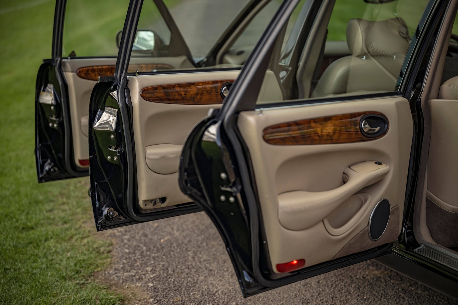 Used Jaguar XJ 2003 for sale - 76392336: Photo 4