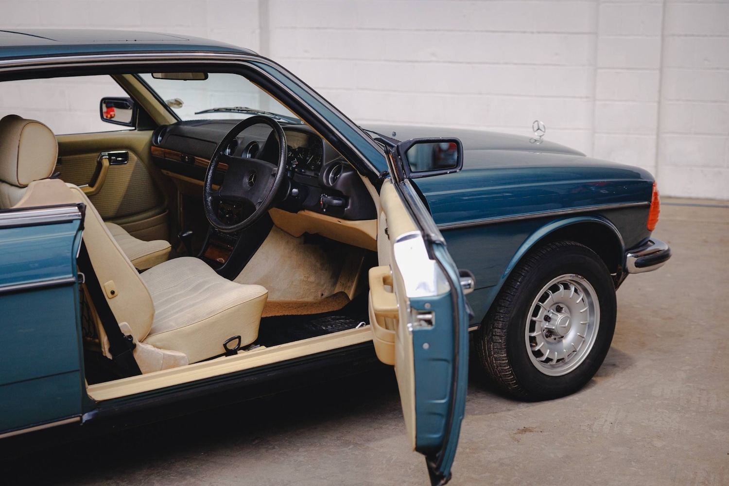 Used Mercedes-Benz 230 1985 for sale - 76543154: Photo 4