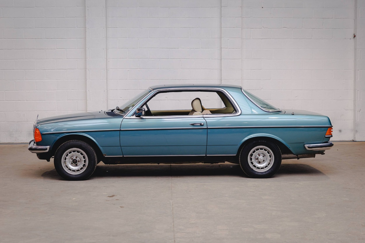 Used Mercedes-Benz 230 1985 for sale - 76543154: Photo 5