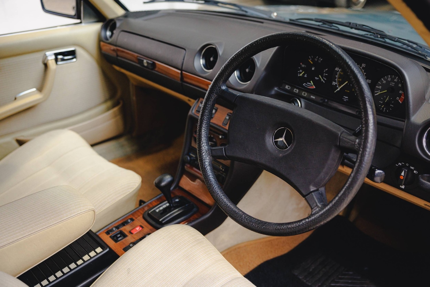 Used Mercedes-Benz 230 1985 for sale - 76543154: Photo 7