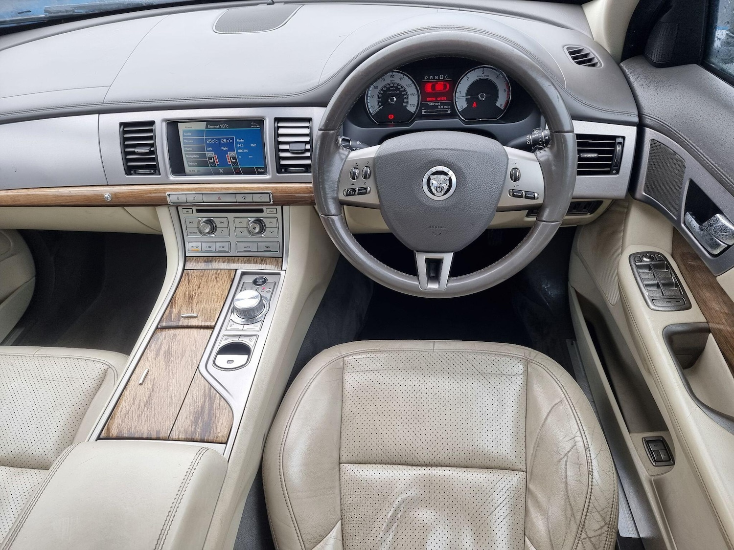 Used Jaguar XF 2011 for sale - 78070431: Photo 2