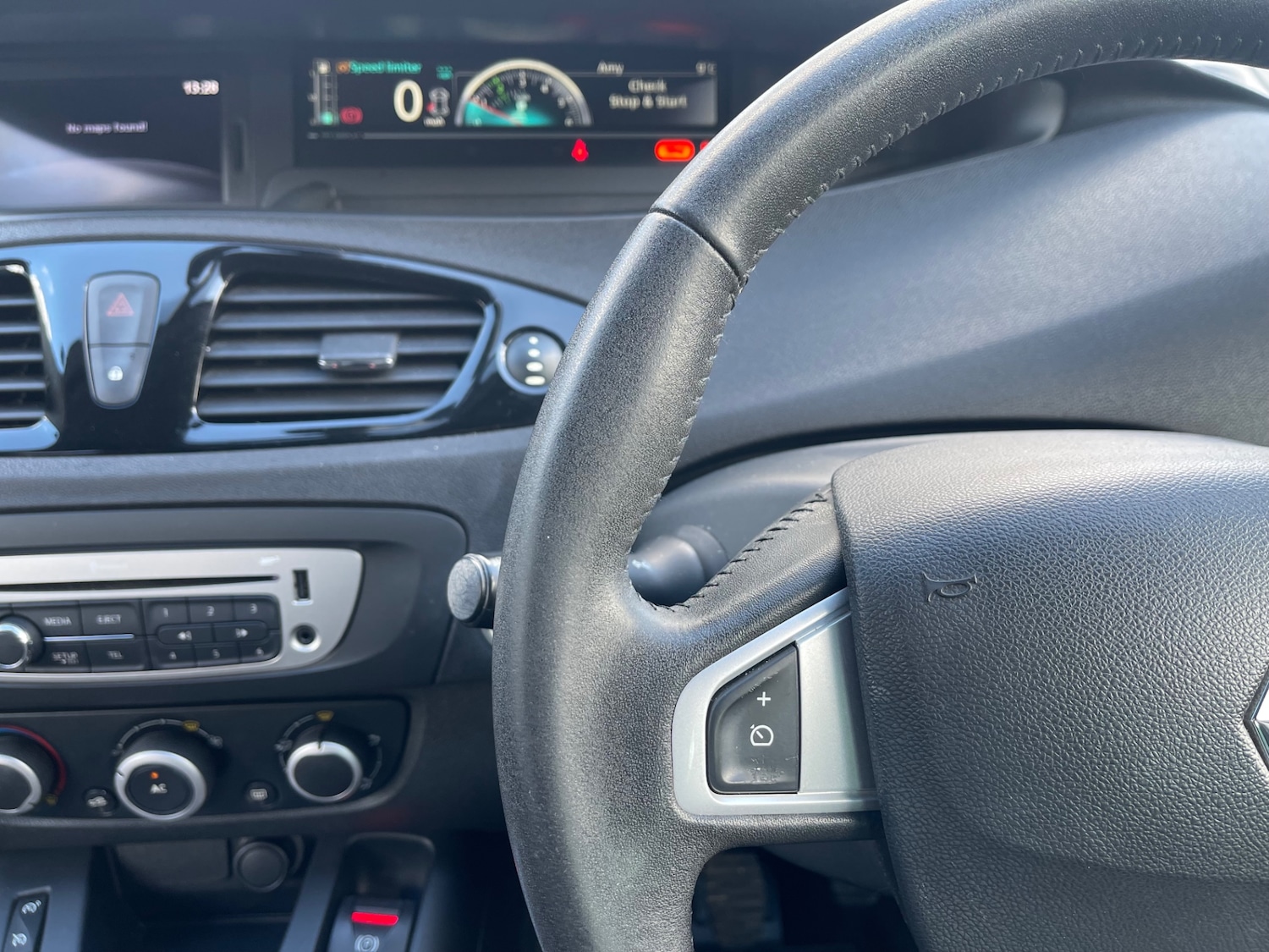 Used Renault Scenic 2012 for sale - 77889331: Photo 22