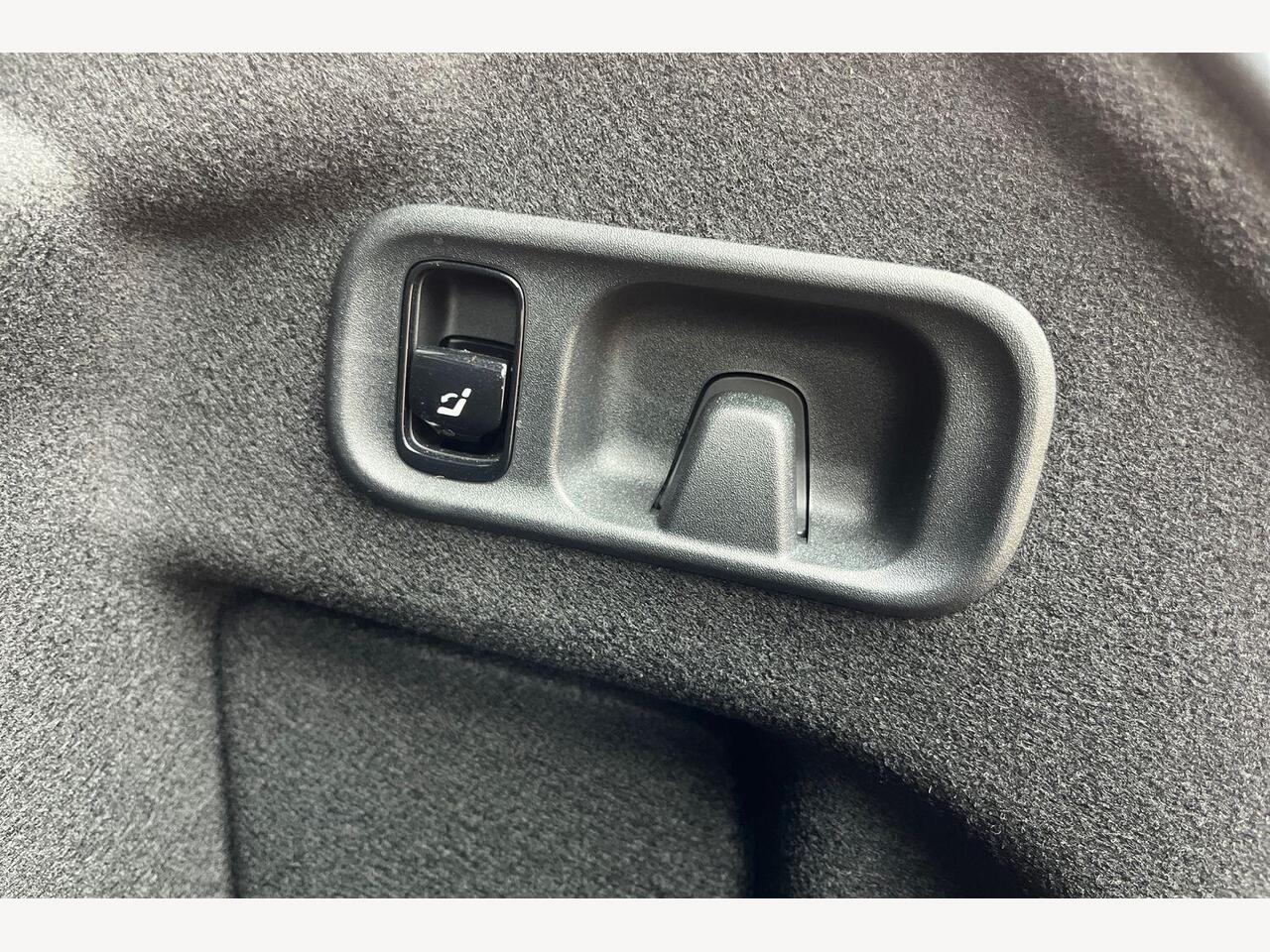 Used Mercedes-Benz C Class 2024 for sale - 76677376: Photo 15