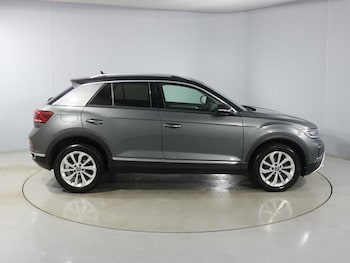 Used Volkswagen T-Roc 2022 for sale - 76982052: Photo