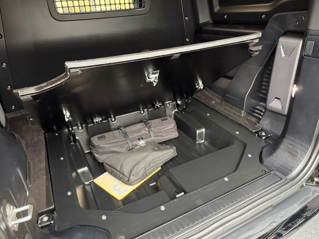 Used Land Rover Defender 2023 for sale - 76469711: Photo 17