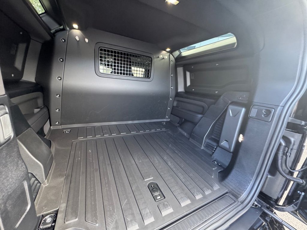 Used Land Rover Defender 2025 for sale - 76665604: Photo 19