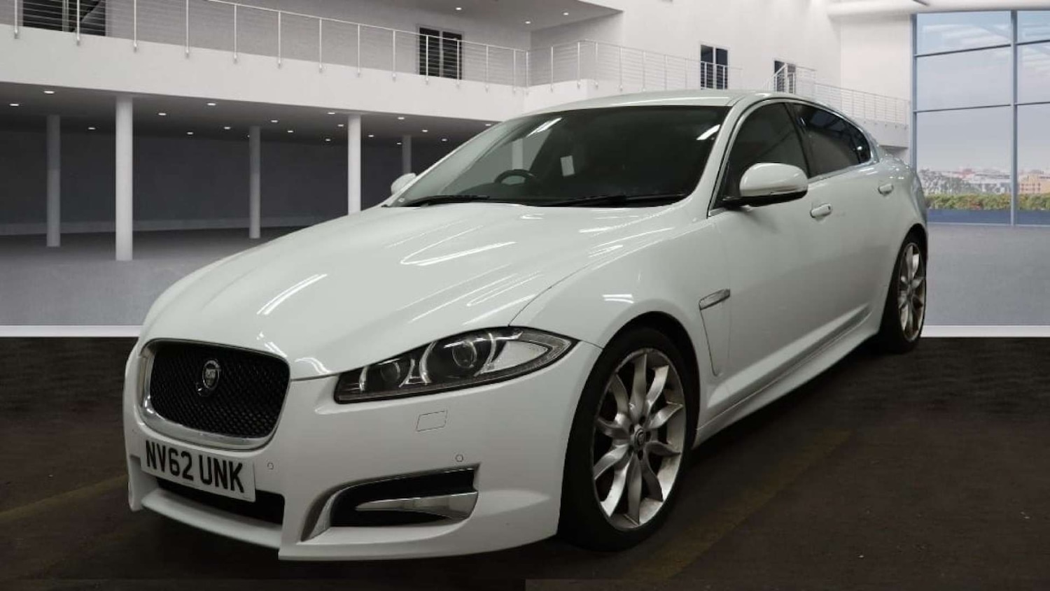 Used Jaguar XF 2013 for sale - 76690632: Photo 2