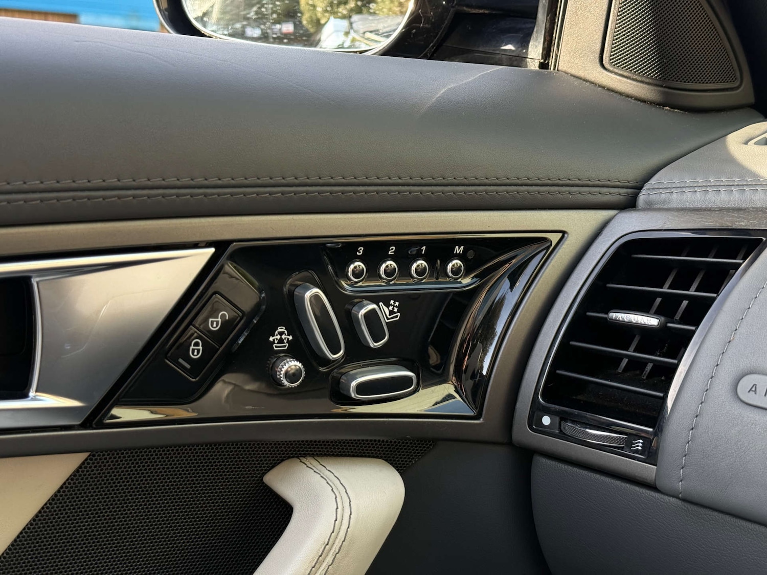 Used Jaguar F-Type 2013 for sale - 76935488: Photo 34