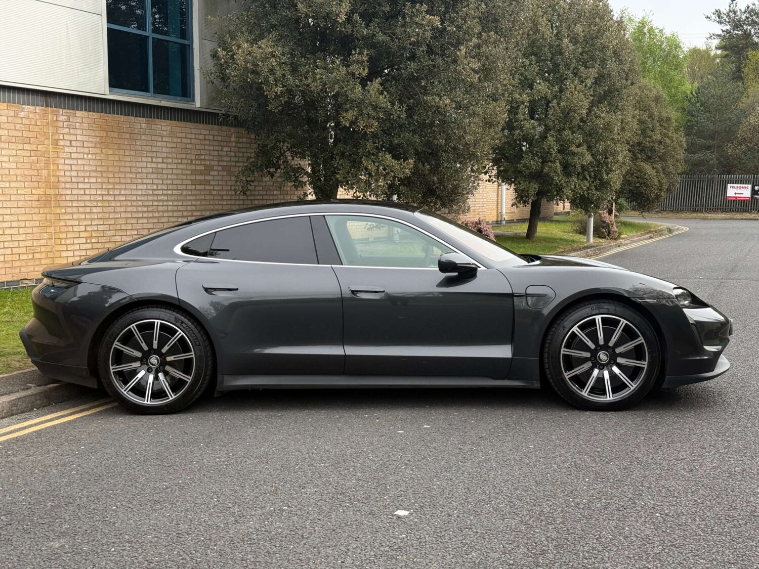 Used Porsche Taycan 2020 for sale - 78210424: Photo 10