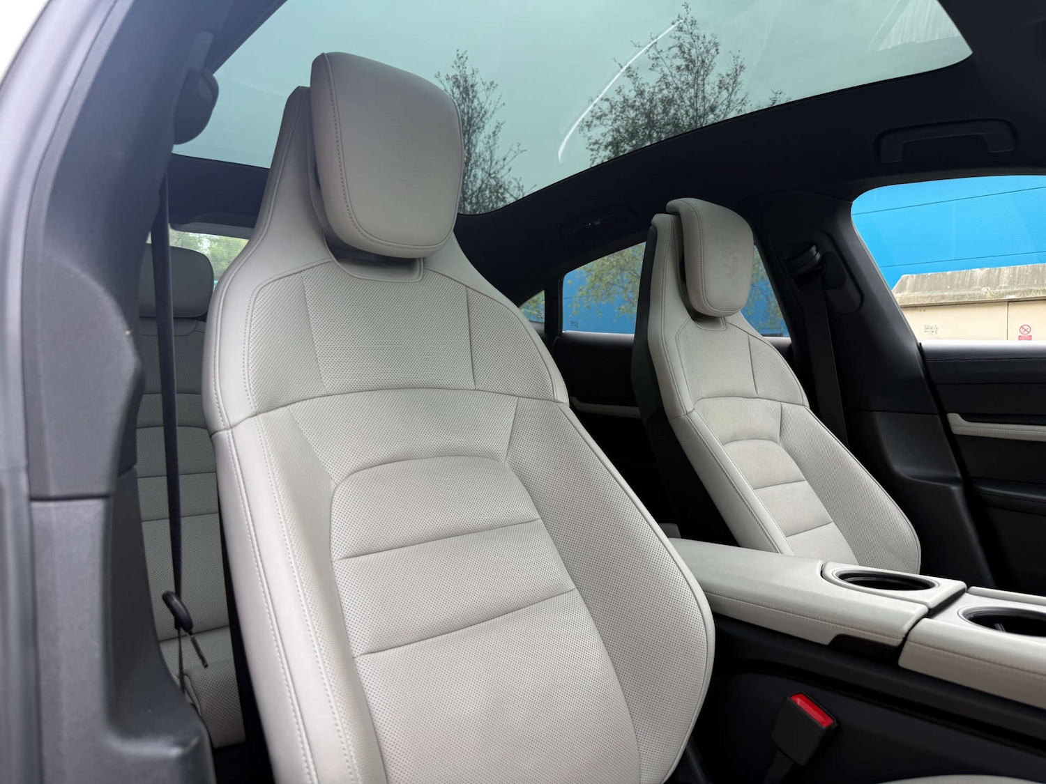 Used Porsche Taycan 2020 for sale - 78210424: Photo 2