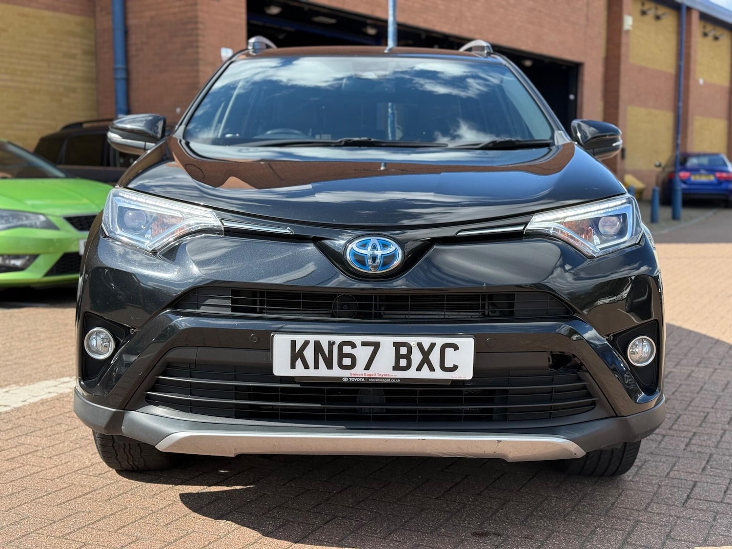 Used Toyota RAV4 2017 for sale - 76327155: Photo 2