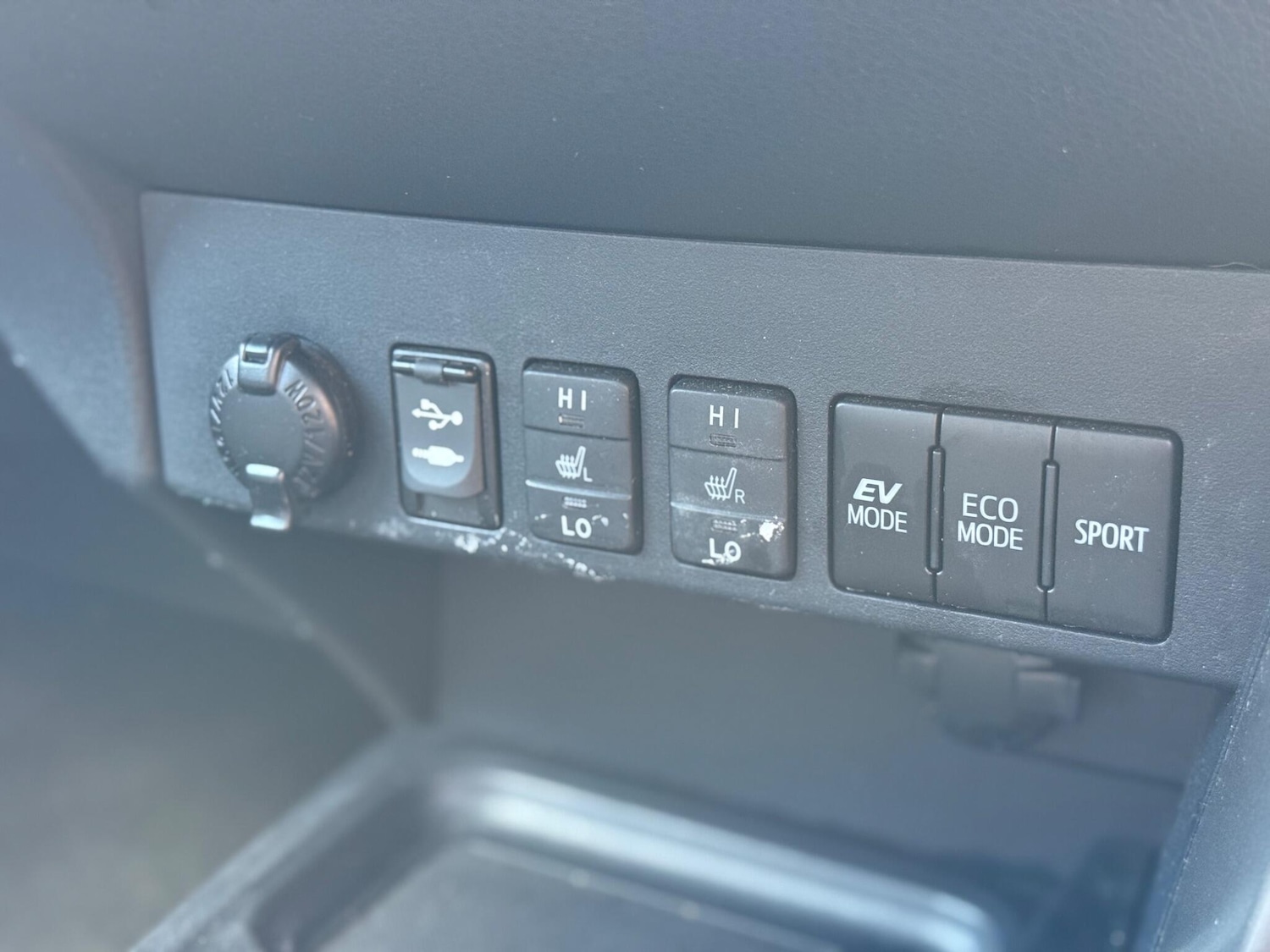 Used Toyota RAV4 2017 for sale - 76327155: Photo 28