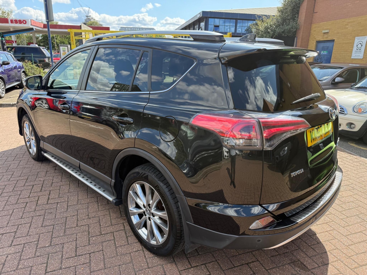 Used Toyota RAV4 2017 for sale - 76327155: Photo 4