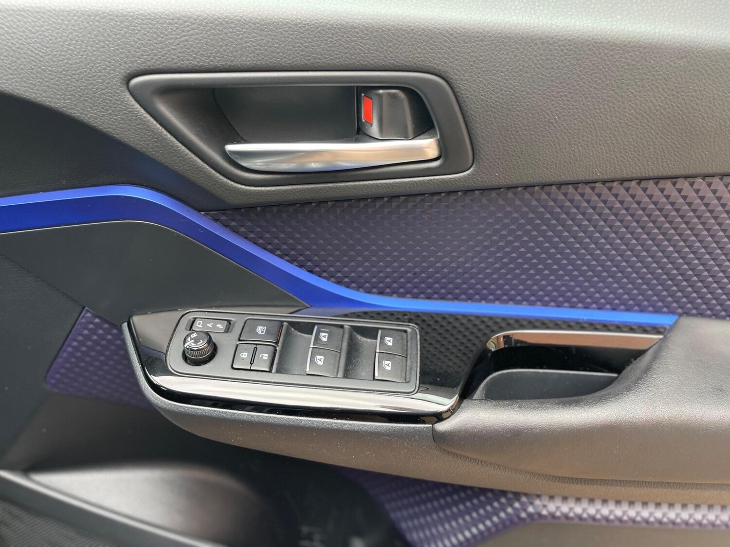 Used Toyota C-HR 2017 for sale - 76326413: Photo 24