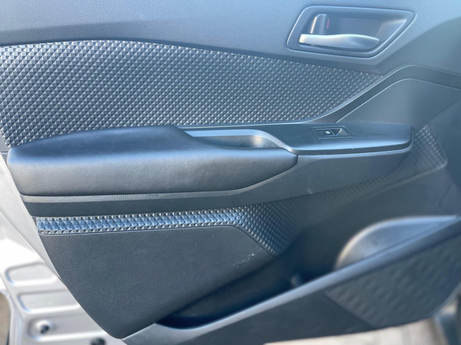 Used Toyota C-HR 2018 for sale - 77119813: Photo 35